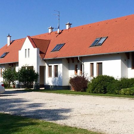 Hotel Karam Vendeghaz Es Lakasetterem Nagybajcs Exteriér fotografie