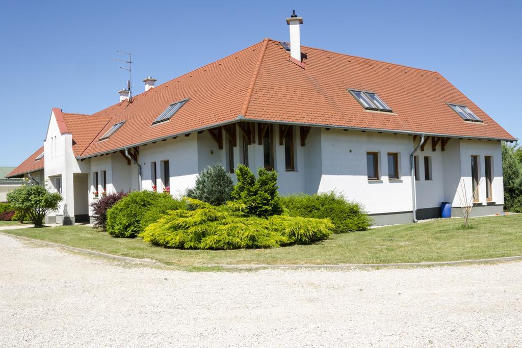 Hotel Karam Vendeghaz Es Lakasetterem Nagybajcs Exteriér fotografie